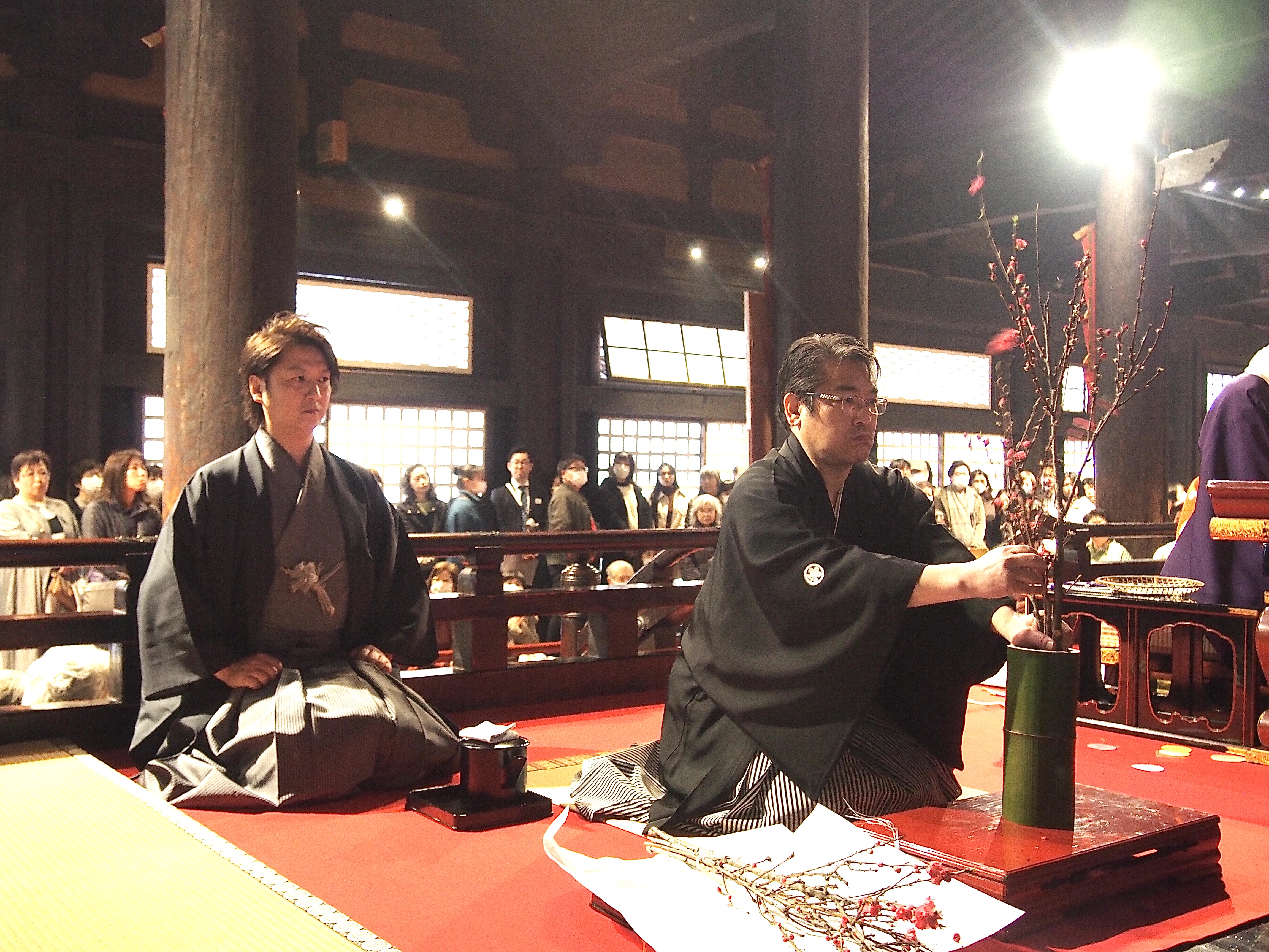 寺院での立花パフォーマンス